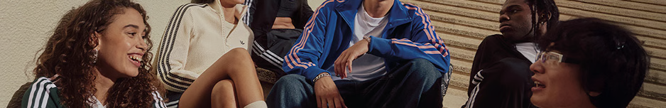 Groupe d'amis en survêtements Adidas sur escaliers.