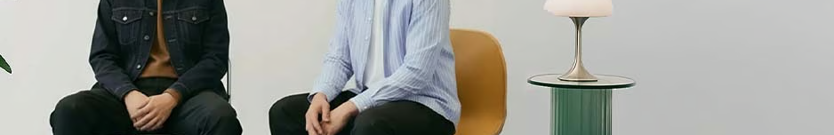 Deux jeunes hommes habillés en Celio.