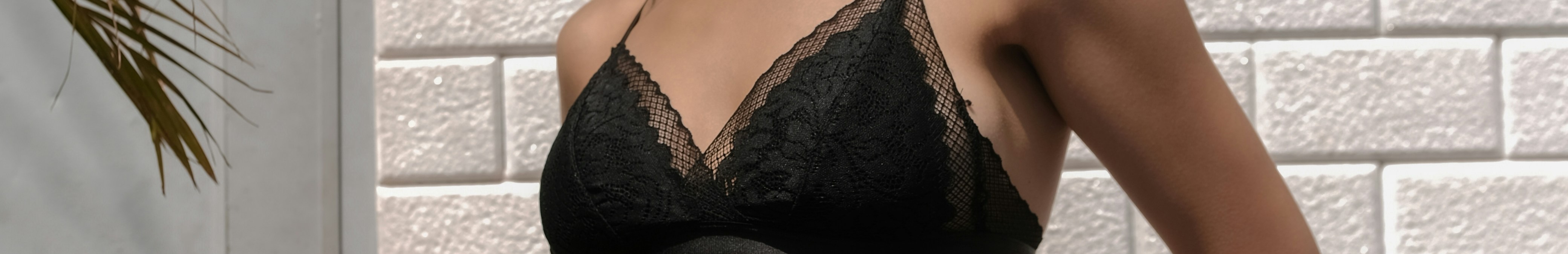 Femme portant de la lingerie.