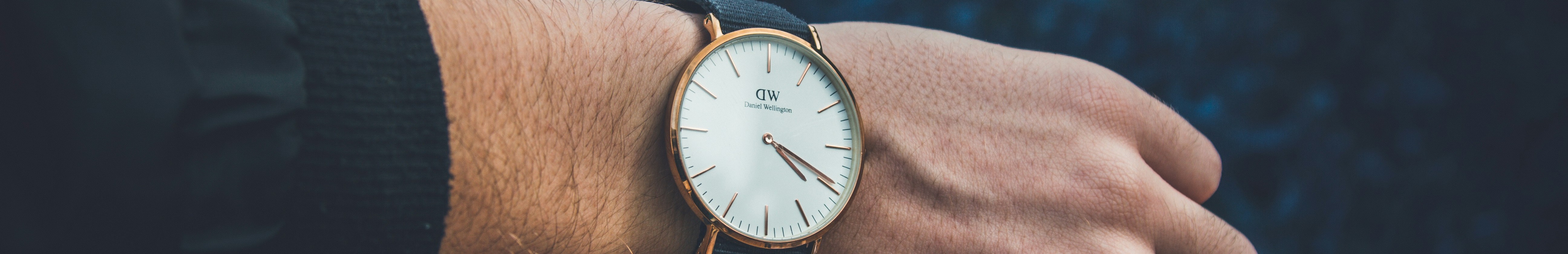Homme portant une montre Daniel Wellington au poignet.