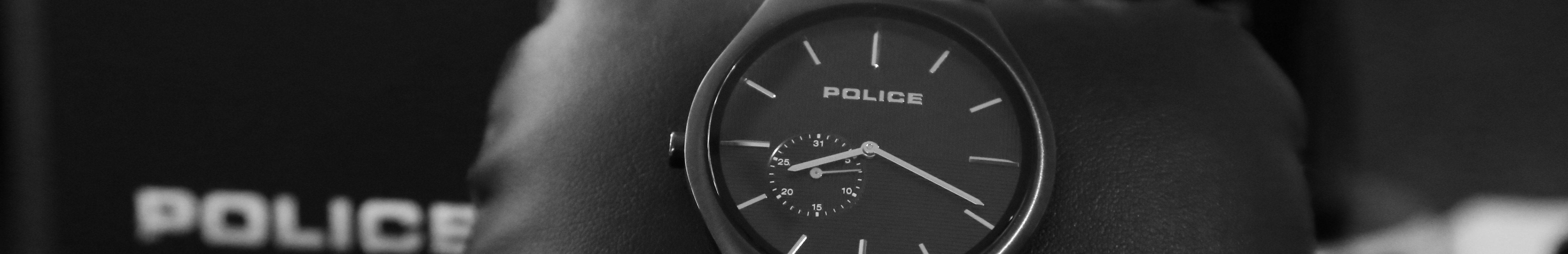 Photo en noir et blanc d'une montre chronographe Police avec boîte.