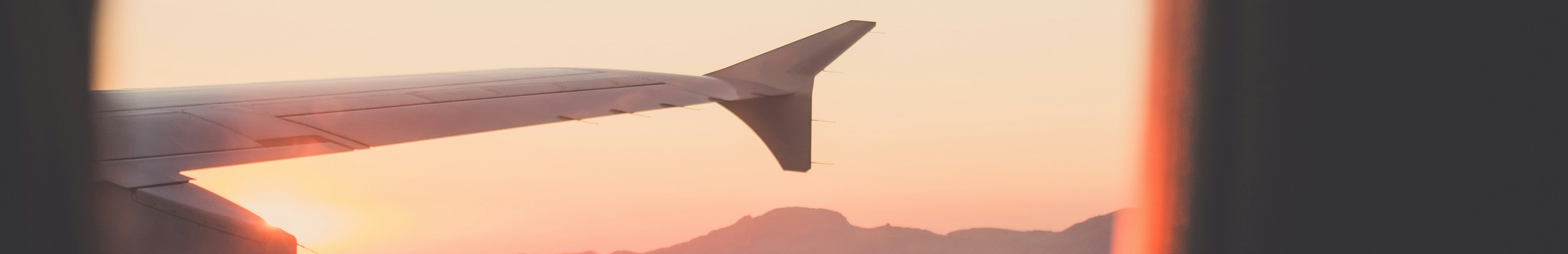 Aile d'avion depuis un hublot.