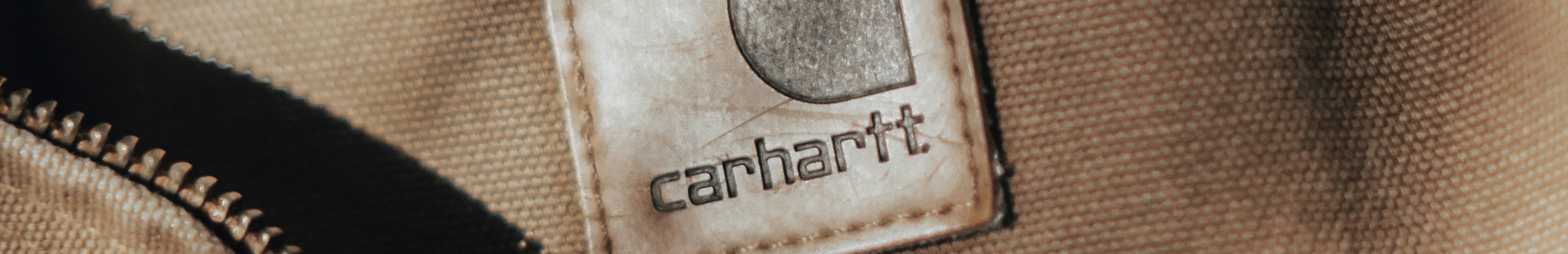 Veste marron Carhartt avec logo visible sur la poche avant.