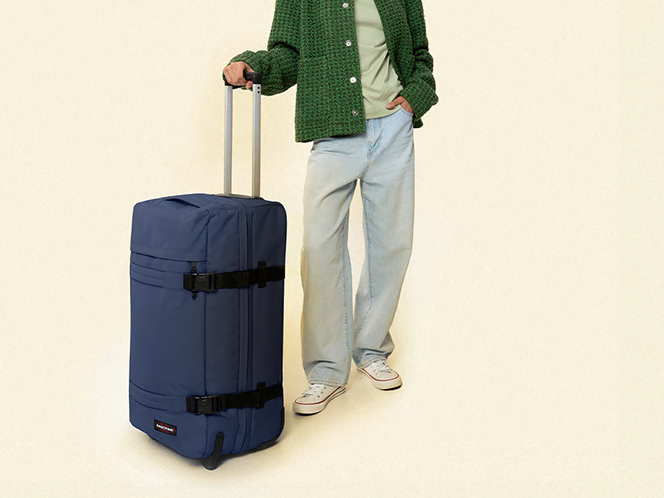 Zoom sur une valise Eastpak bleue.