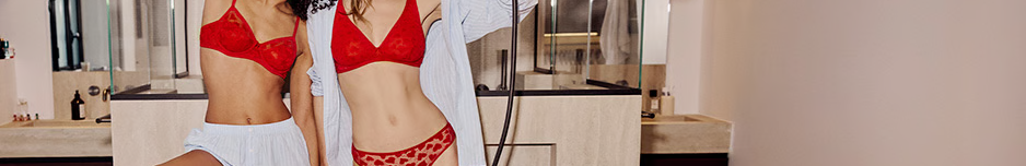 Deux jeunes femmes habillées en lingerie DIM.