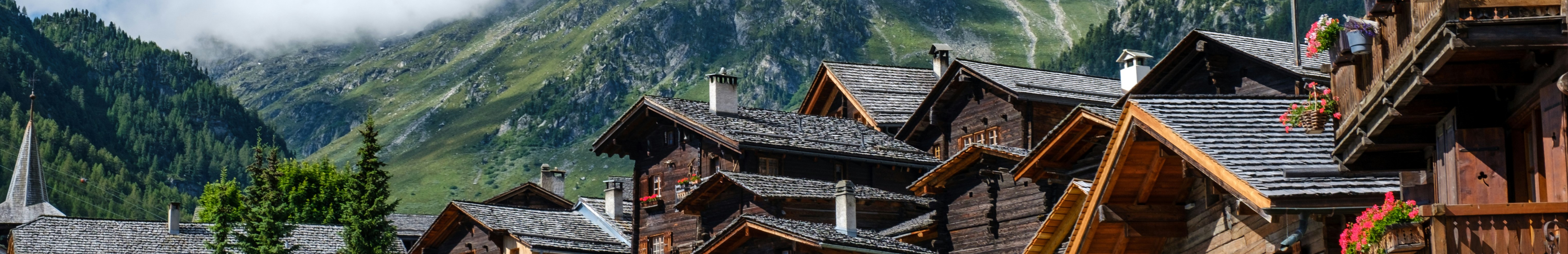 Chalets dans les montagnes.