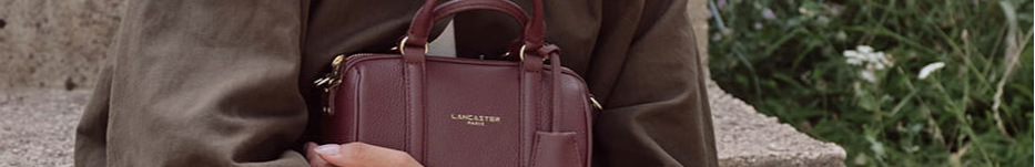 Zoom sur un sac bordeaux chic de marque Lancaster.