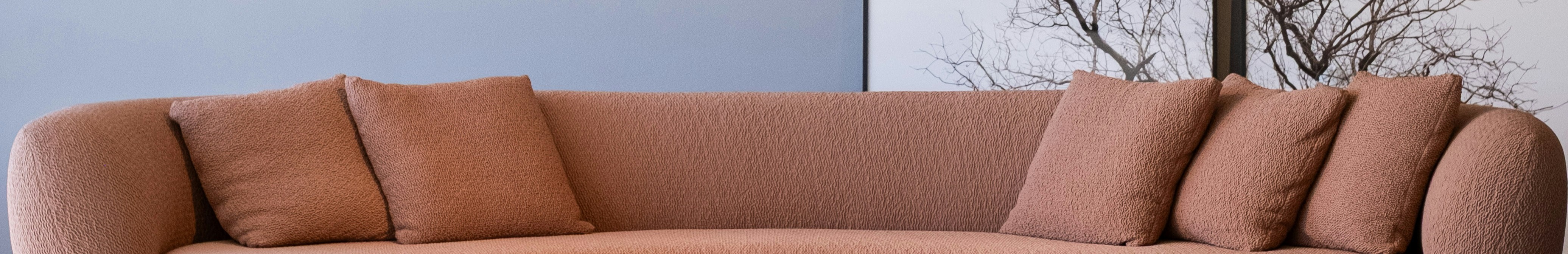 Canapé en tissu avec coussins.