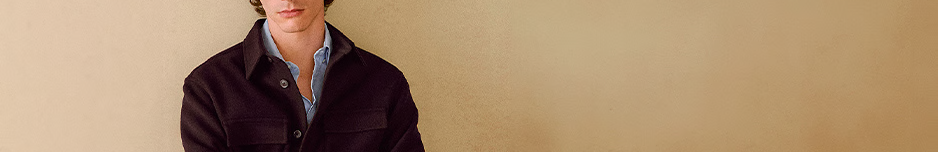 Jeune homme habillé en Mango.