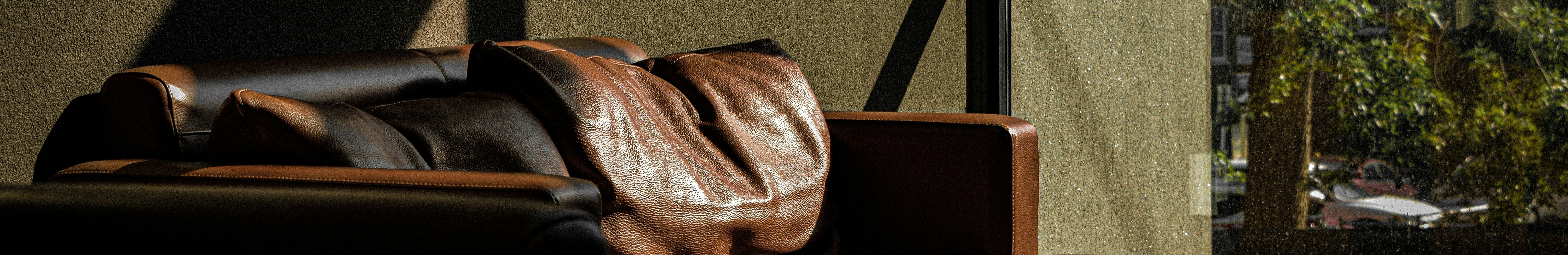 Canapé en cuir marron.