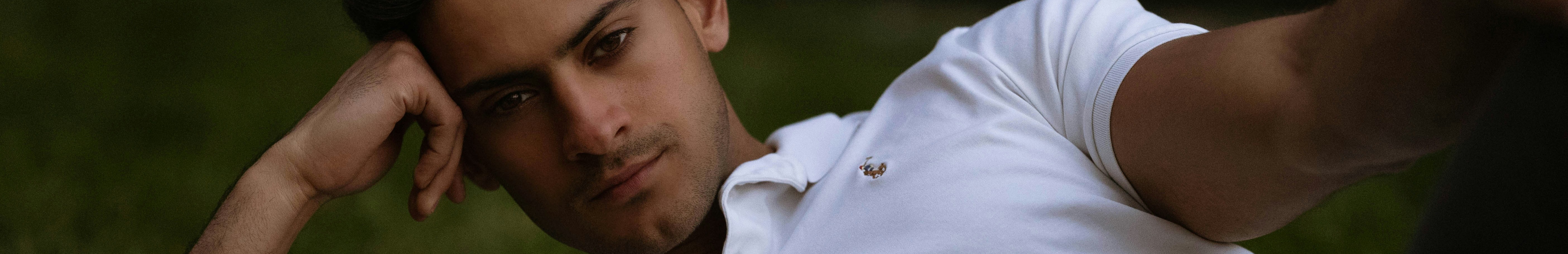 Homme portant un polo blanc Ralph Lauren.