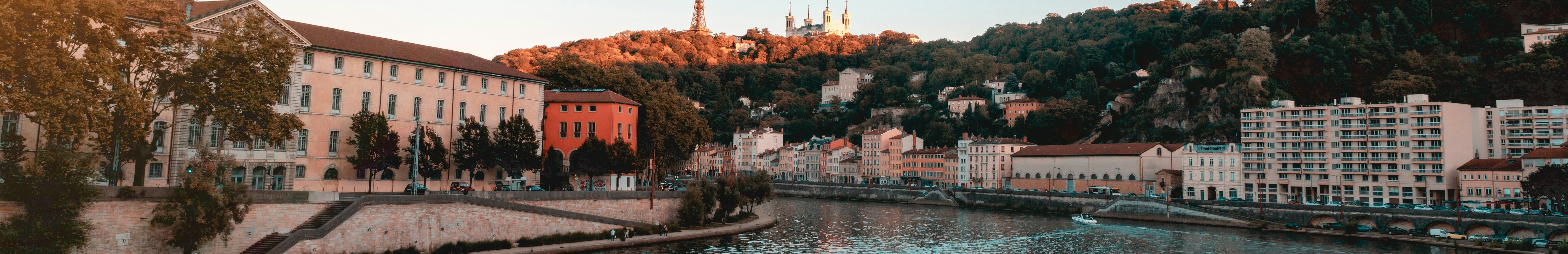 Plan d'eau sous le ciel bleu.