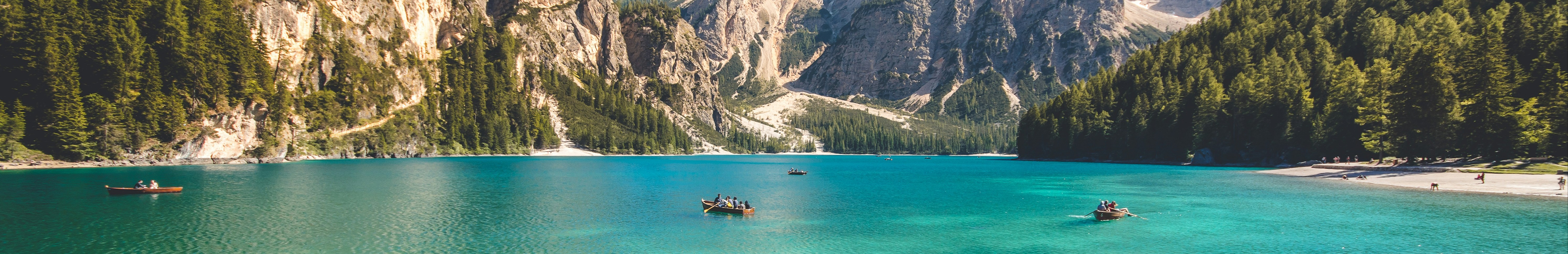 Lac bleu avec montages à l'horizon.
