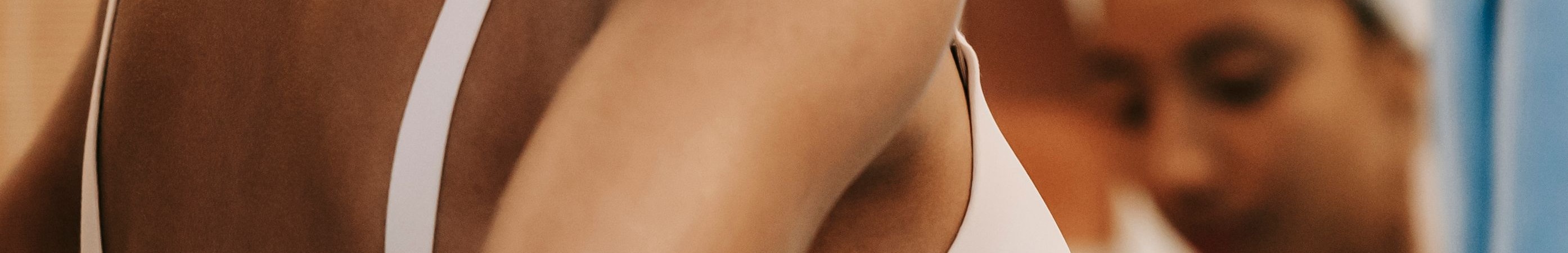 Femme en soutien gorge devant le miroir.