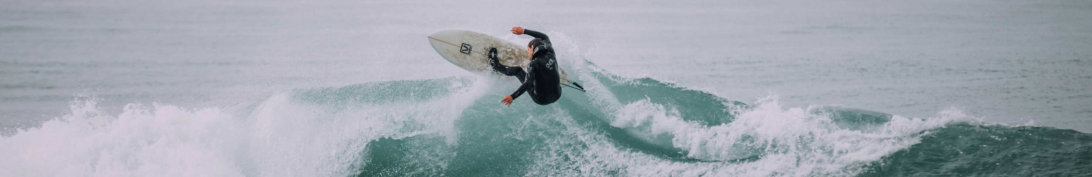 Homme qui surfe sur la vague.
