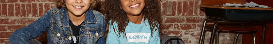 Deux enfants habillés en Levi's.
