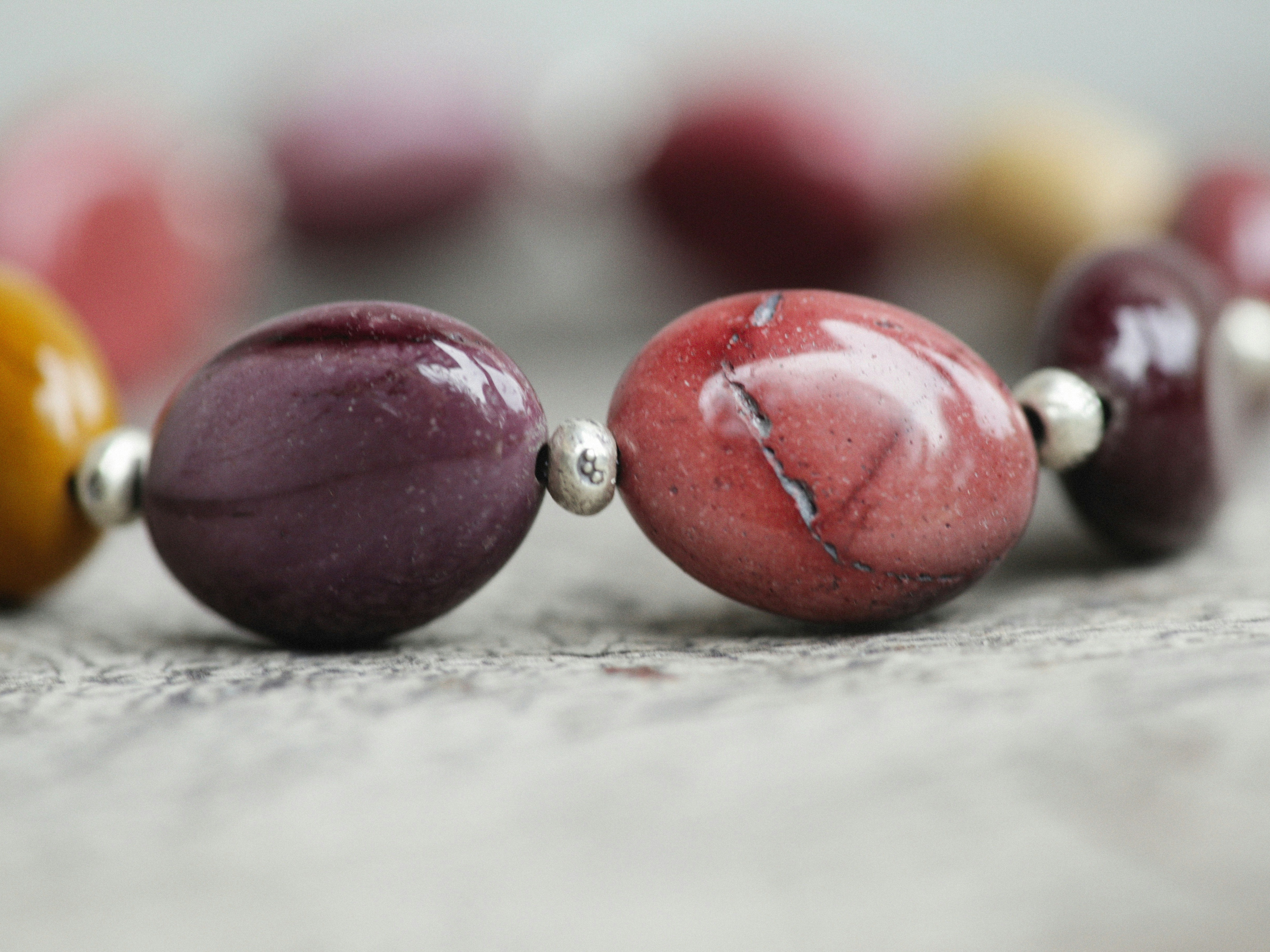 ARTICLE_PEUT_ON_PORTER_UN_BRACELET_DE_PIERRE_AVEC_UNE_MONTRE_listing