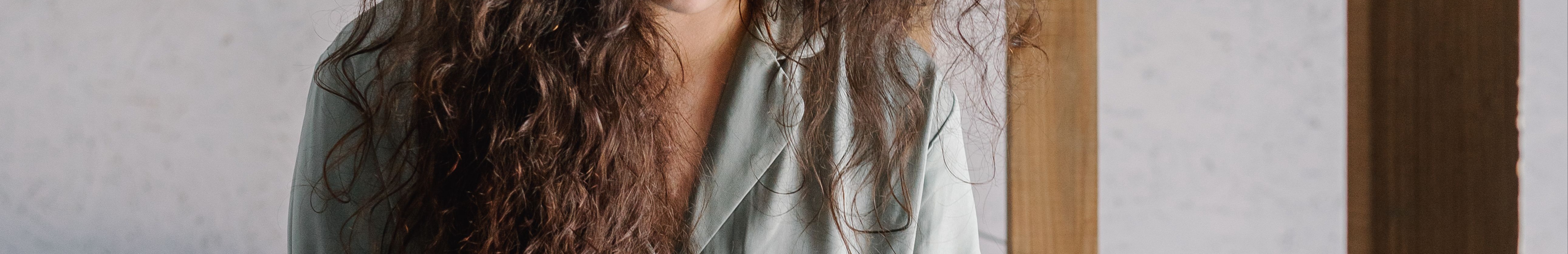 Femme en pyjama lisant un livre.