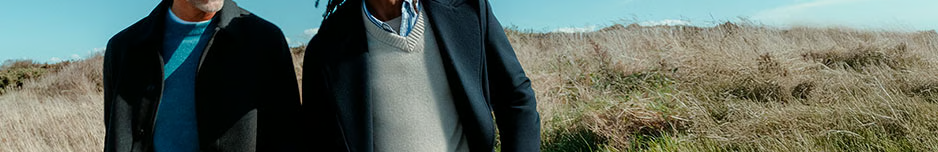 Deux hommes chics habillés en Jules.