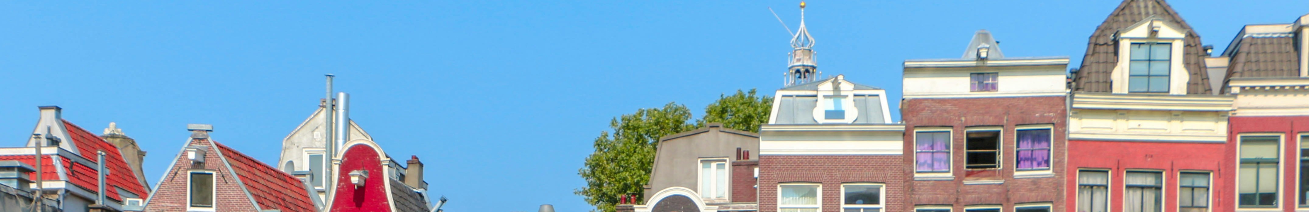 Bâtiments colorés avec ciel bleu en arrière plan.
