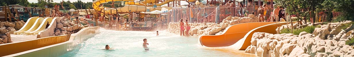 Enfants s'amusant dans un parc aquatique.