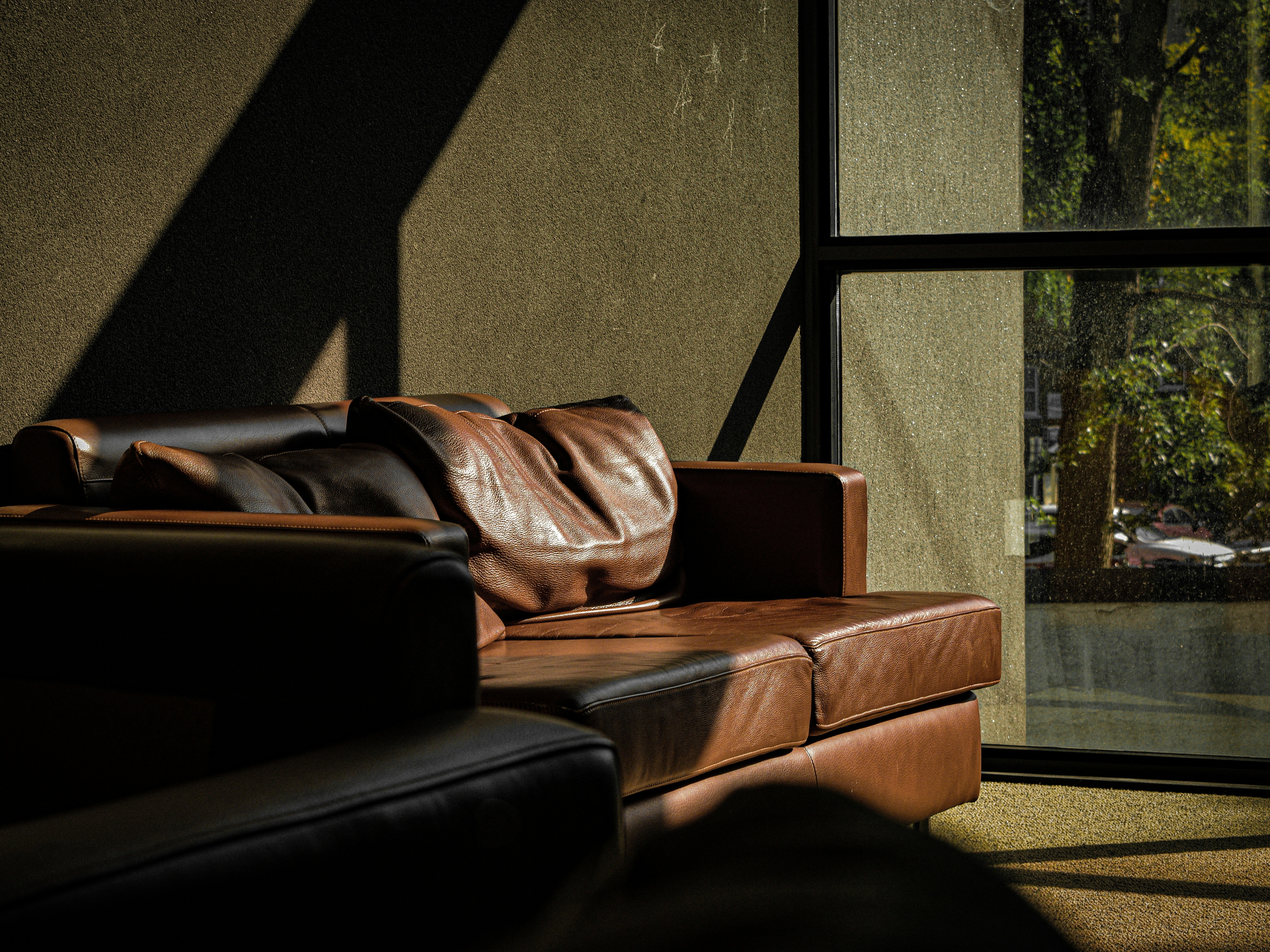 Canapé en cuir marron.