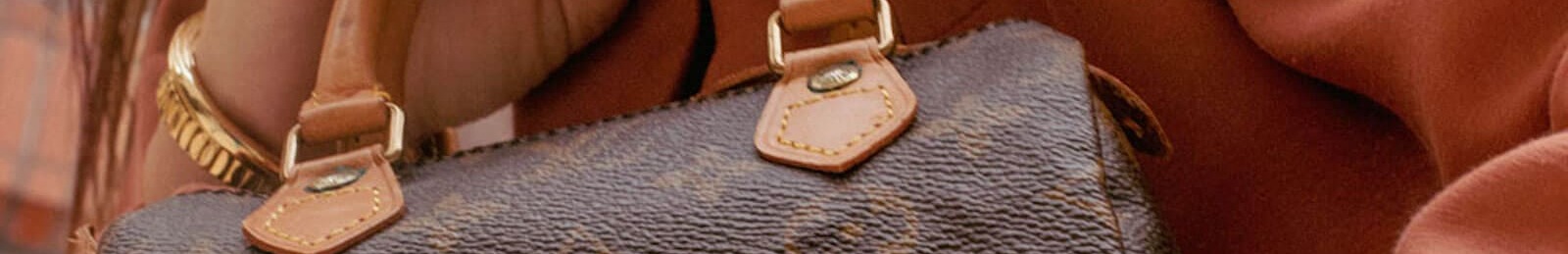 Zoom sur un sac Louis Vuitton vintage.
