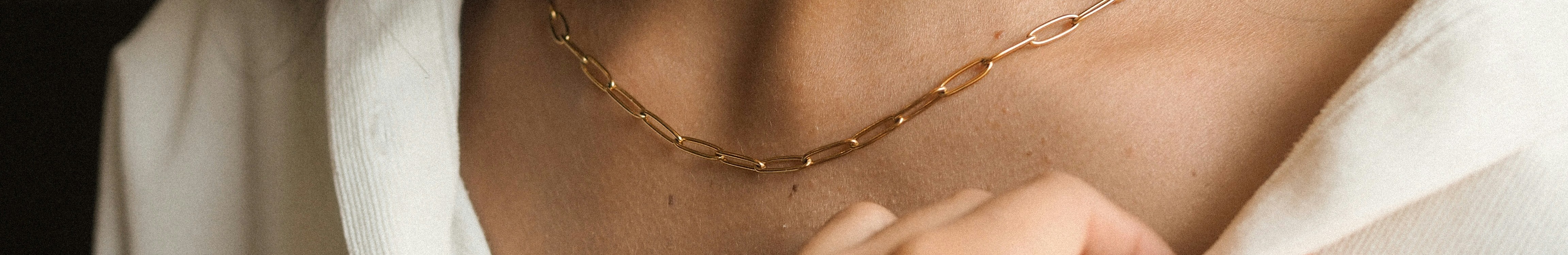 Femme portant un collier doré.