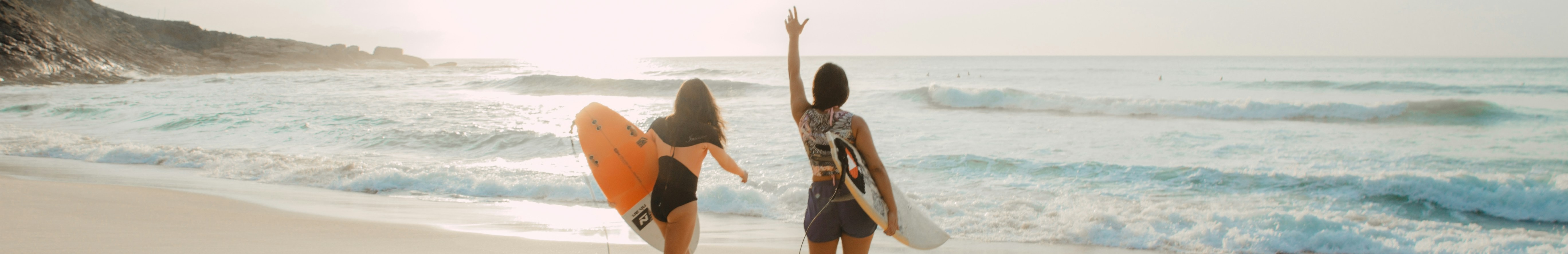 Deux surfeuses face à la mer.