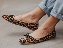 Zoom sur des ballerines à motif tigre.