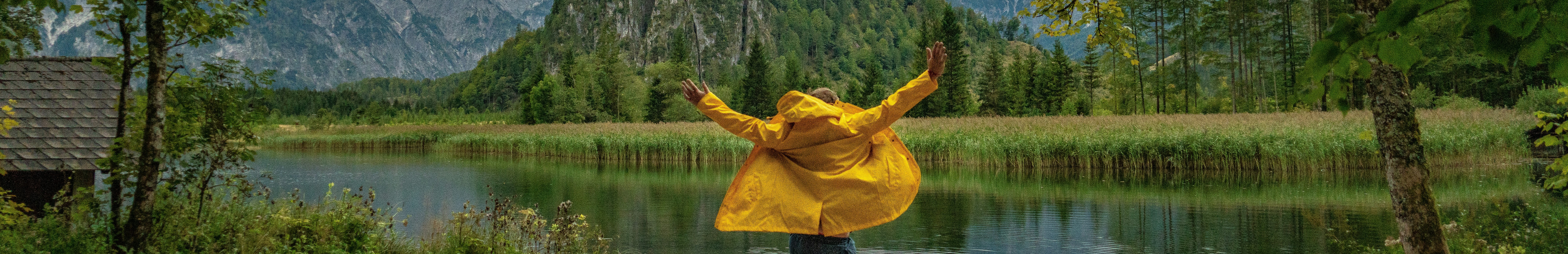 Femme portant un K-Way jaune.