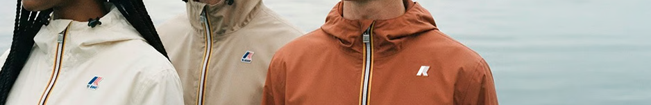 Trois personnes portant des vestes K-way.