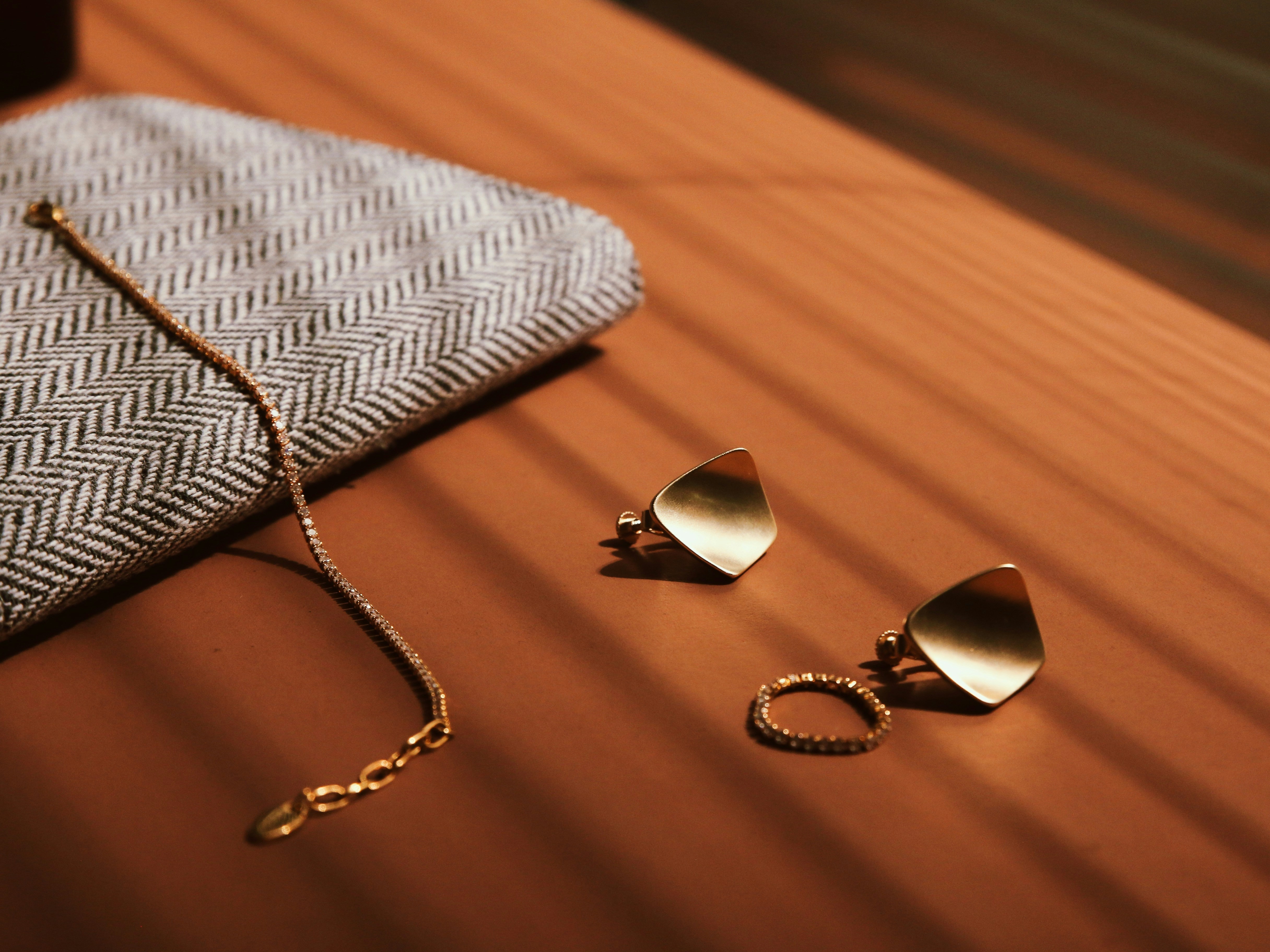 ARTICLE_PEUT-ON-SE-LAVER-AVEC-DES-BIJOUX-EN-OR_listing