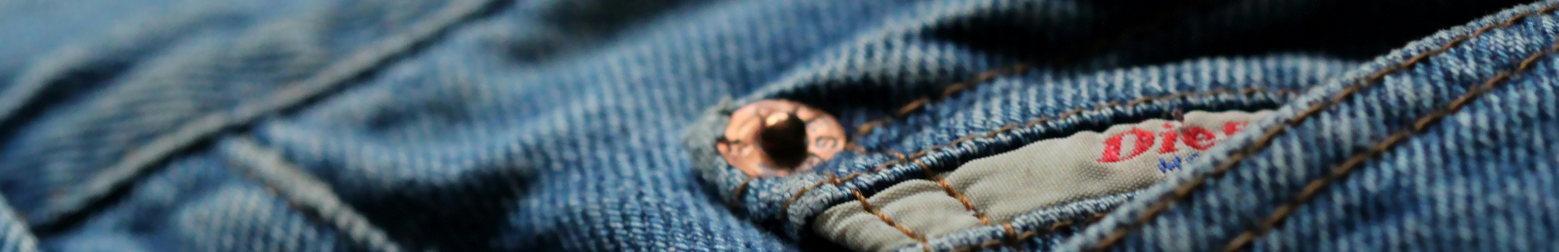 Zoom sur un jean avec logo Diesel.