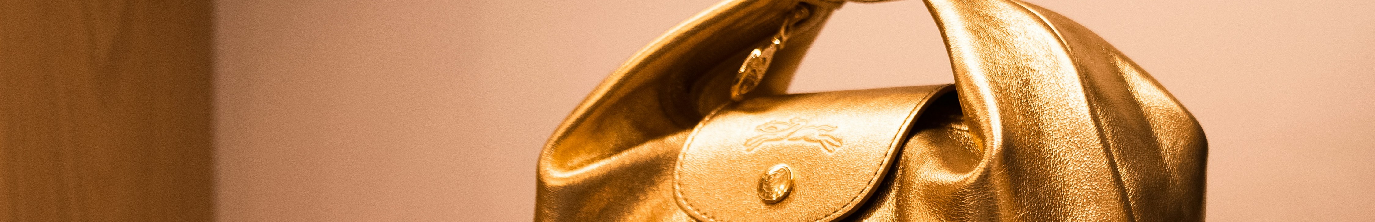 Sac à main doré Longchamps .