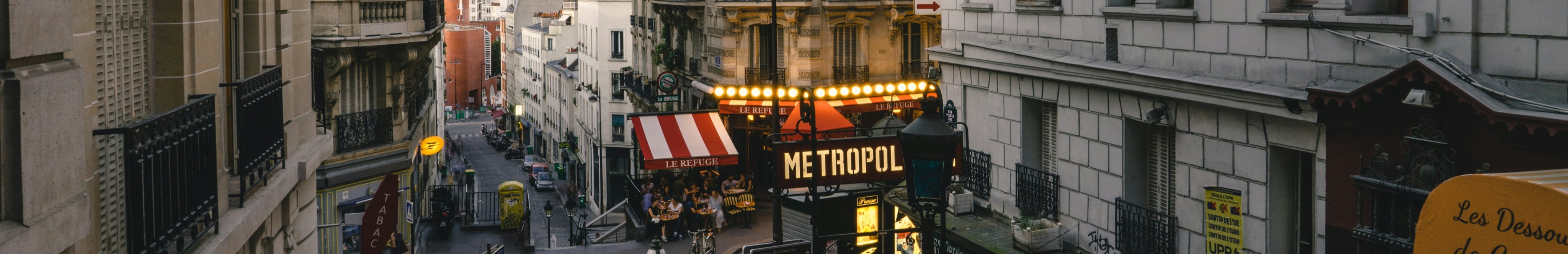 Rue parisienne au crépuscule.