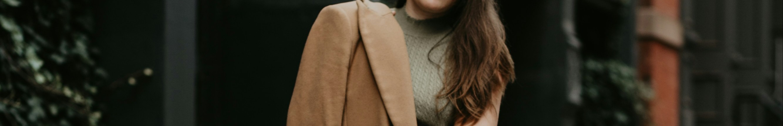 Femme portant une robe avec un manteau.