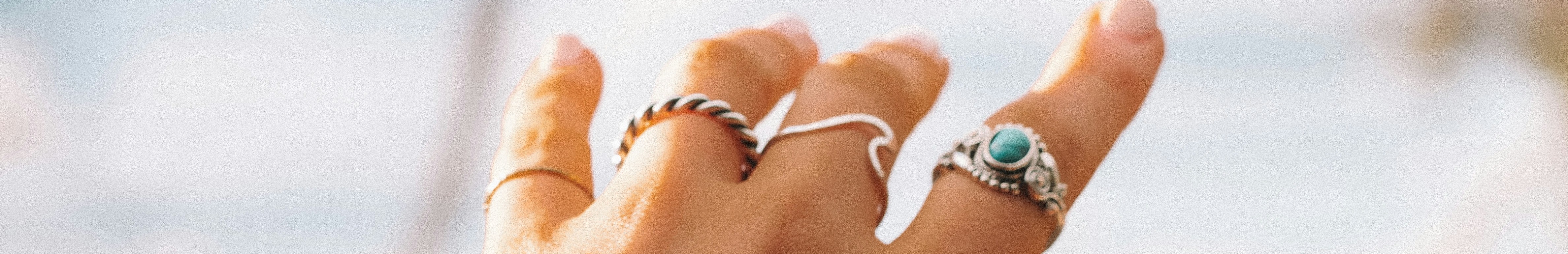 Bagues dorées avec pierre ambrée.