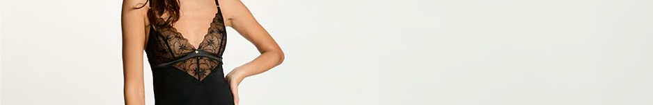 Jeune femme en lingerie noire Morgan.