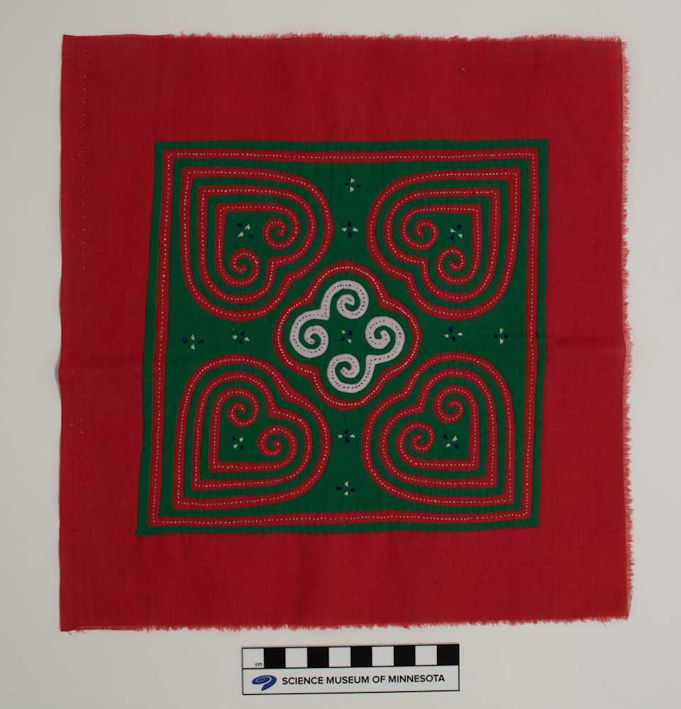 collections/objects/needlework-a2004-1-8