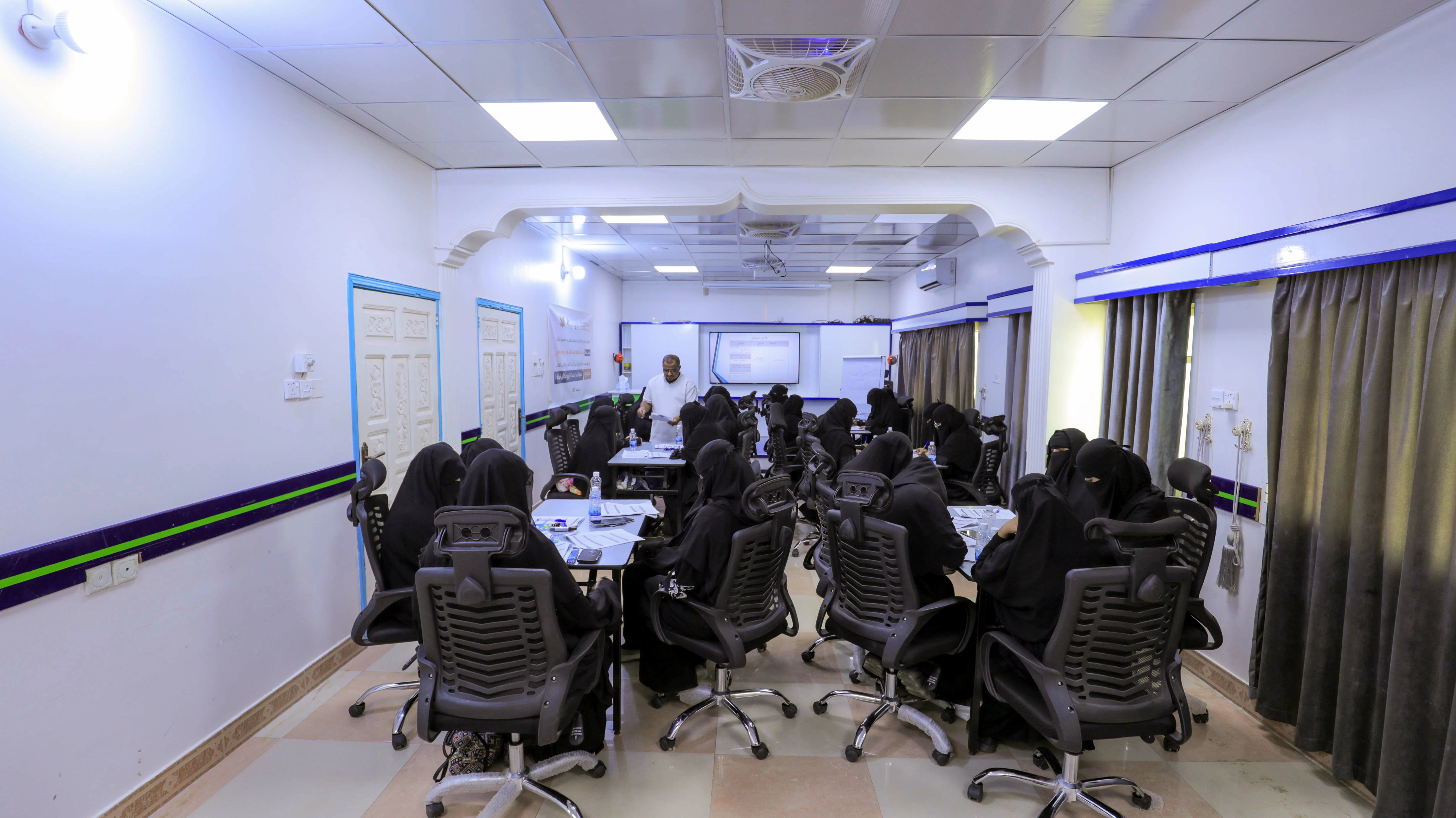 تمكين المرأة - دورة ريادة الاعمال و التعلم المالي 