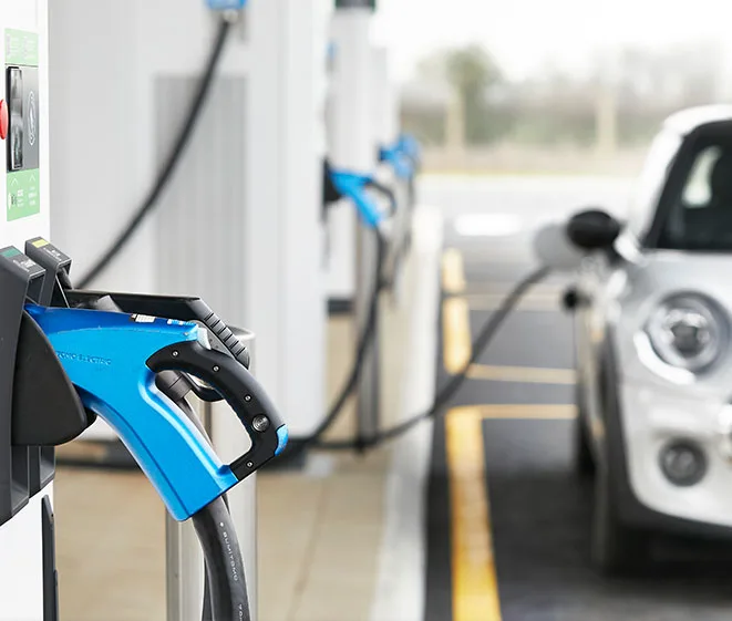 Station de recharge pour voiture électrique avec un câble connecté à un véhicule