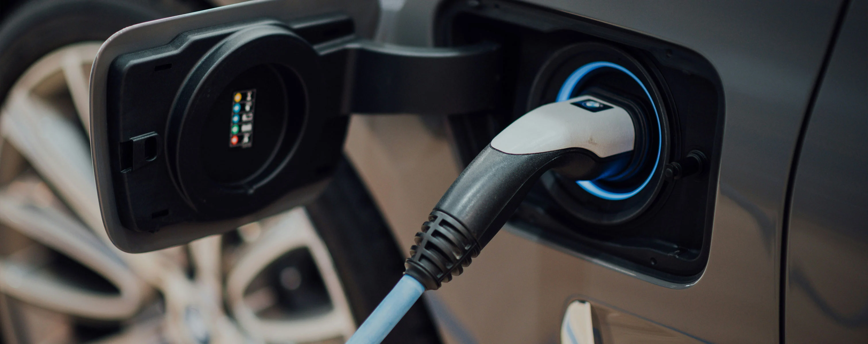 Een elektrische auto die wordt opgeladen via een laadkabel.