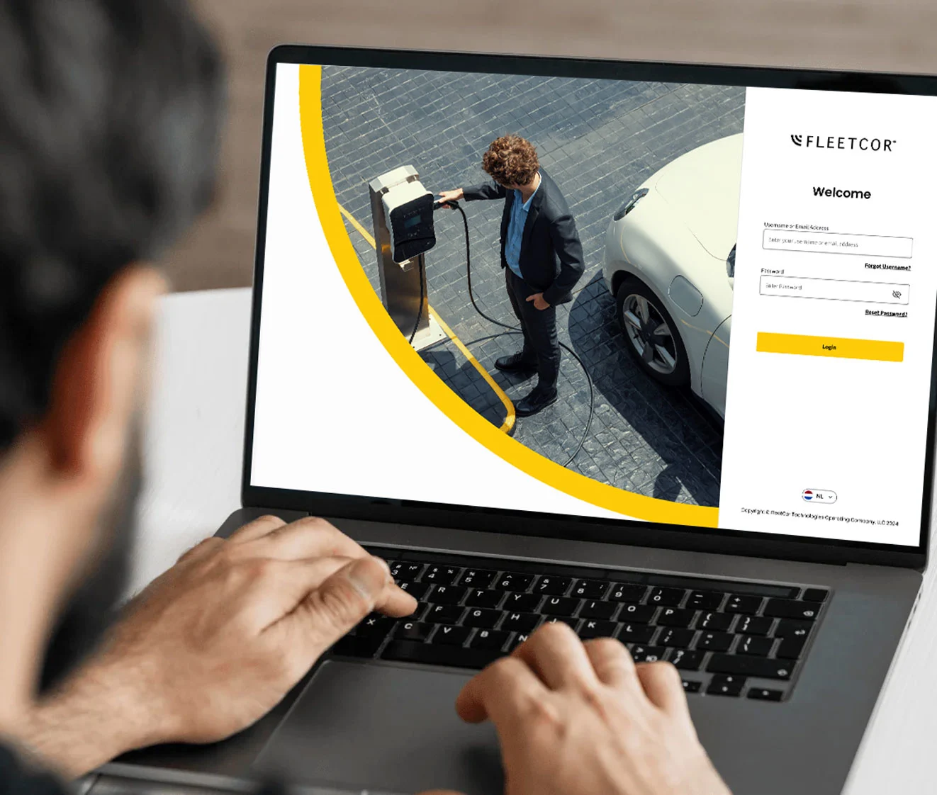 Person nutzt Laptop mit Fleetcor-Login.