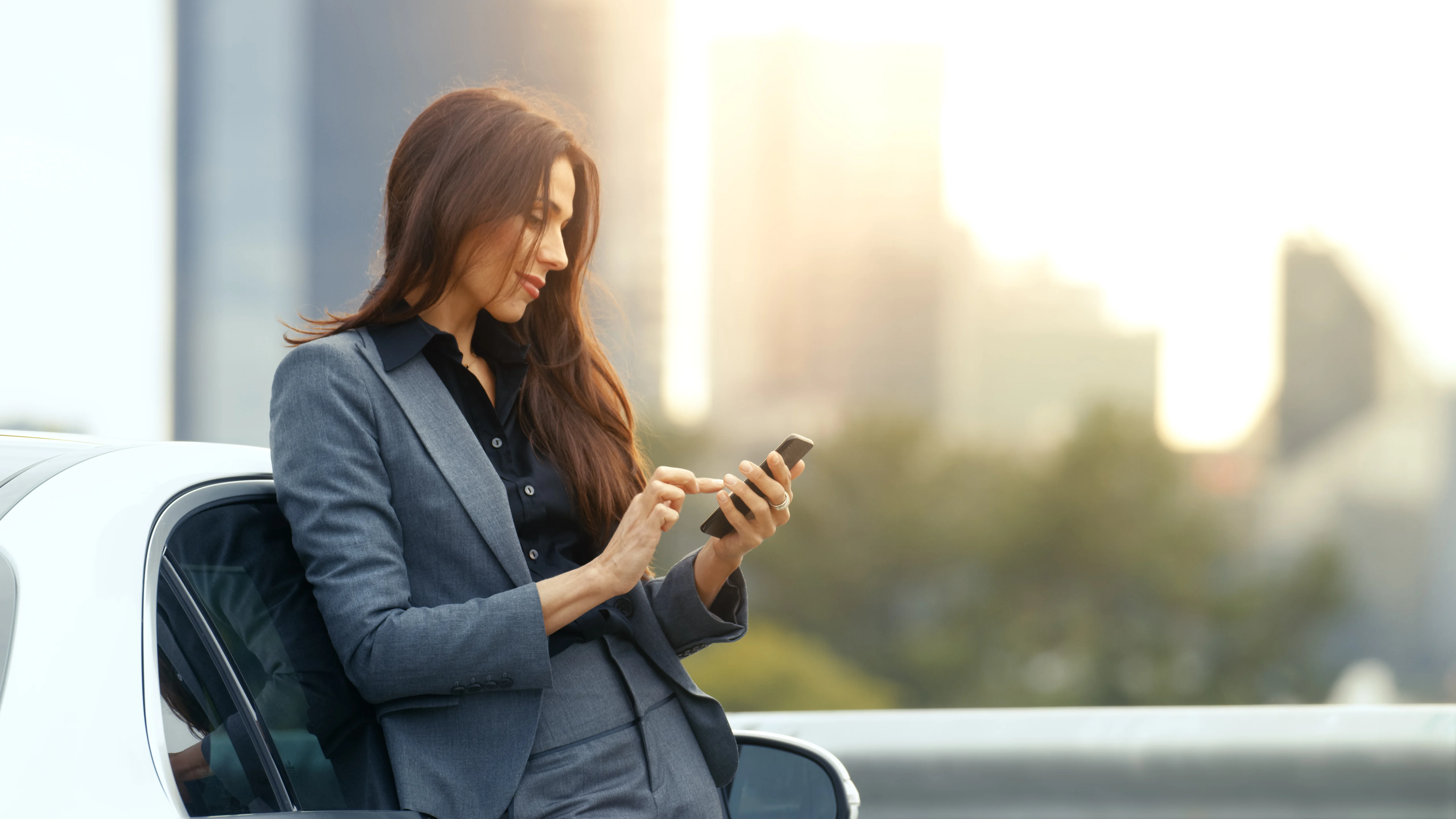 Eine Frau mit einem Handy in der Hand
