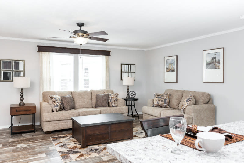 25RGR32723AH19 LivingRoom 03