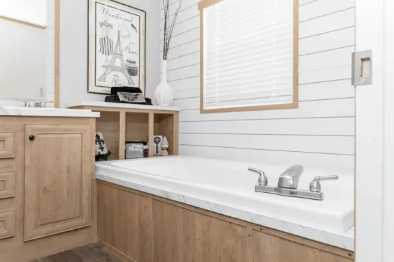 Just because you want a smaller home doesn't mean you have to miss out on luxury features! This glamour tub with a separate shower is a favorite option in the Blazer 76C, along with a fireplace, two types of kitchen islands to choose from or an entertainment center.