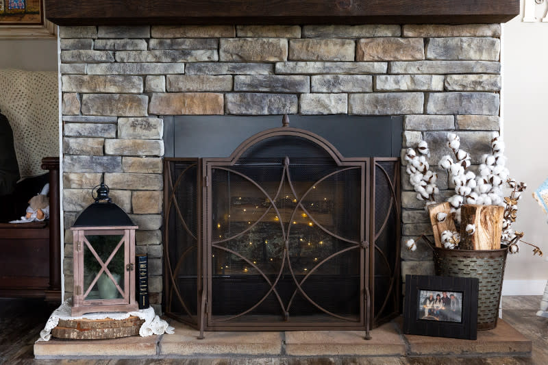 Fireplace with stone accent inside a manufactured home.