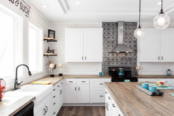 The 1442 Carolina Southern Comfort kitchen will make all of your farmhouse dreams come true with these shiplap walls, a recessed ceiling, and unique backsplash.