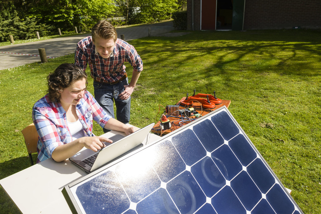 Twee studenten die een zonnepaneel aan het testen zijn. 